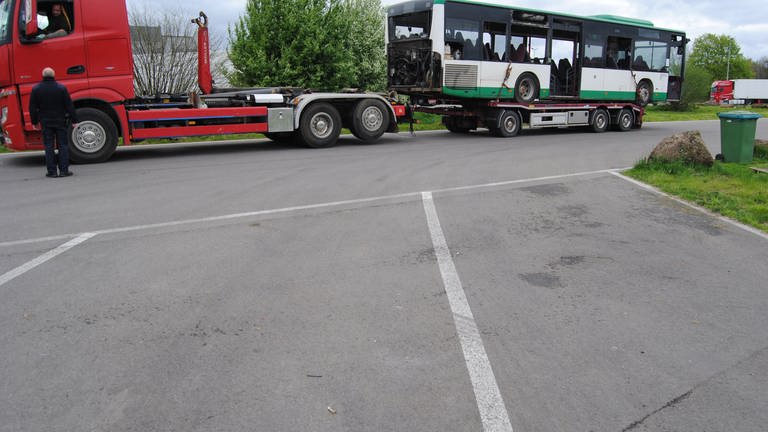 Polizei Stoppt Bei Ramstein Lkw Mit Schrottreifem Bus Auf Anh Nger