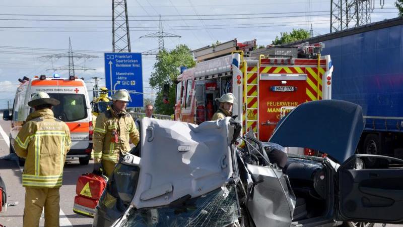 Zwei Schwerverletzte Bei Unfall Mit Sattelschlepper Auf A6 - BrummiOnline