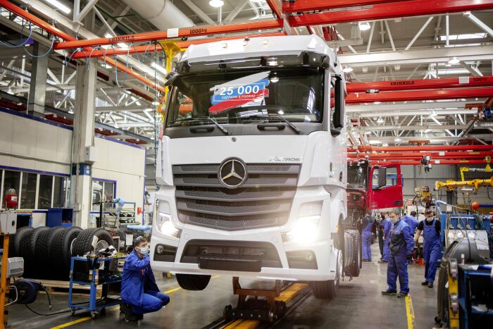 25 000 lkw bausätze aus dem mercedes benz werk wörth daimler kamaz rus